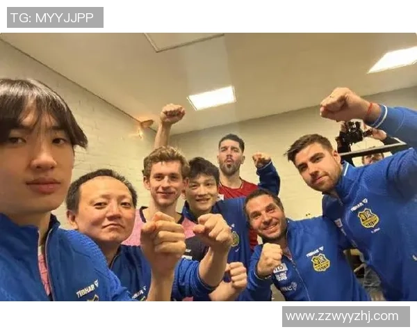 足球明星亲临现场与粉丝互动拍照分享快乐瞬间